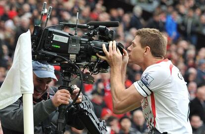 Gerrard, del Liverpool, celebra con una cámara un gol al Manchester United en marzo pasado