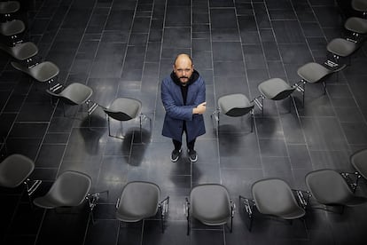 El cantaor Niño de Elche, que participa en las 'performances' vinculadas a la exposición 'La vista y el tacto'.