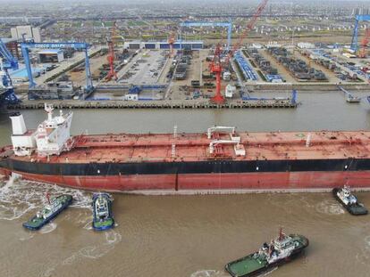 Un carguero de petróleo en un astillero en el río Yangtze. 