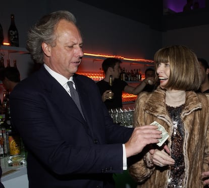 Graydon Carter y Anna Wintour durante la fiesta de inauguración de la tienda insignia de Burberry en Nueva York, en 2002.