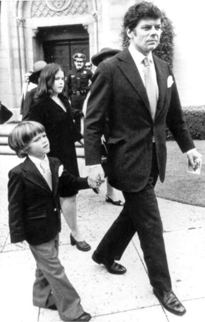 Andrew Getty junto a su padre, Gordon Getty, tras salir de una ceremonia religiosa tras la muerte de J. Paul Getty, en 1976.