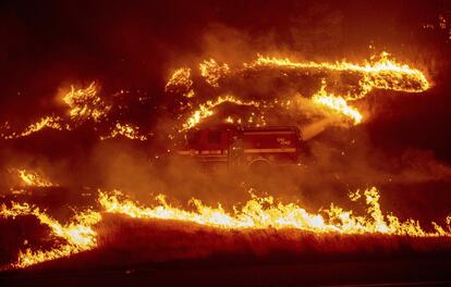 Las llamas envuelven un camión de bomberos al norte del Estado.