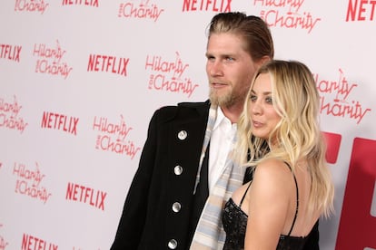 Kaley Cuoco con su marido Karl Cook, en Los Ángeles (EE UU), en marzo de 2018.