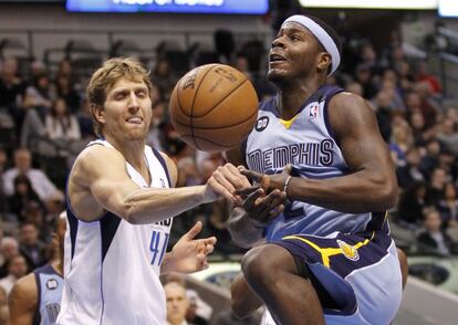 Dirk Nowitzki comete falta sobre Josh Selby