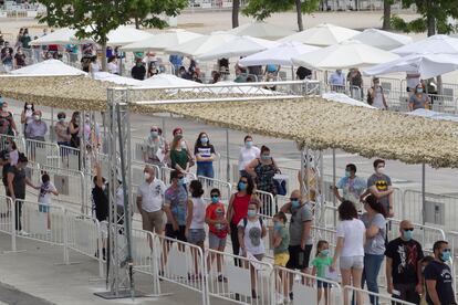 Ciudadanos de Torrejón en las colas para participar en el estudio de seroprevalencia, este domingo.