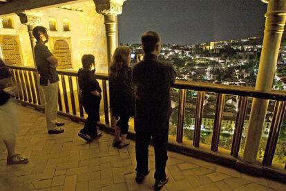 El mirador del patio de la Reja de la Alhambra con vistas al Albaicín, la pasada semana durante la visita nocturna.