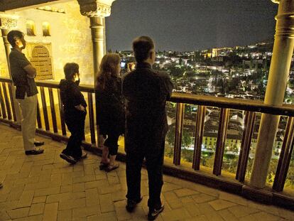 El mirador del patio de la Reja de la Alhambra con vistas al Albaicín, la pasada semana durante la visita nocturna.