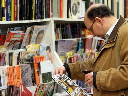 Un cliente de la librería Cámara mira, ayer, una revista mientras degusta una copa de vino. 