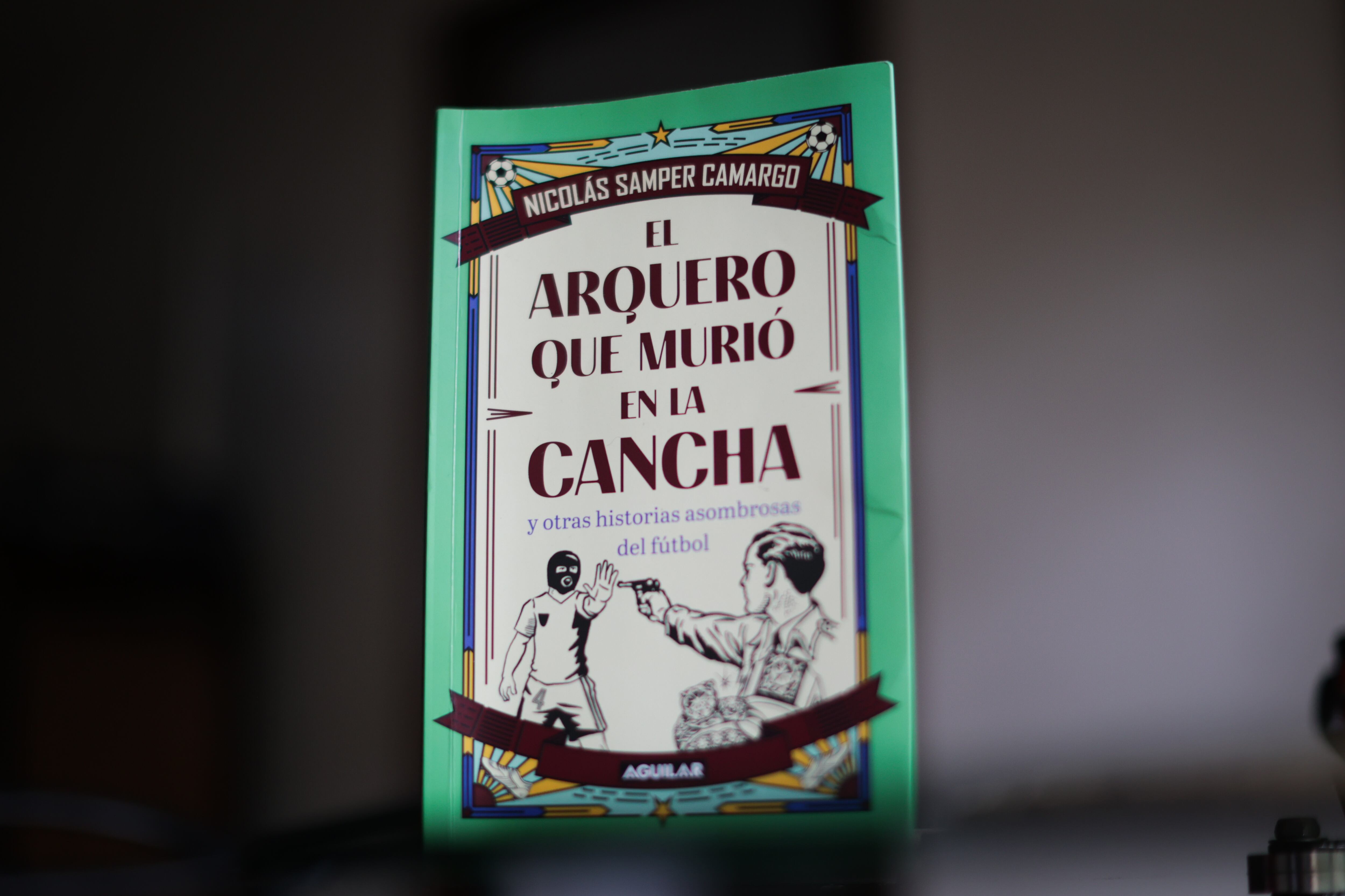 Libro 'El arquero que murió en la cancha y otras historias asombrosas del fútbol' de Nicolás Samper.
