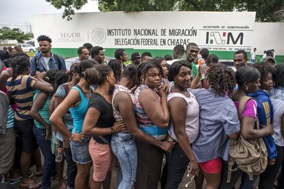 Migrantes haitianos y transcontinentales esperan frente a la estación migratoria Siglo XXI en Tapachula, Chiapas, para obtener un permiso de salida, que les permite viajar hasta la frontera norte del país de manera regular.
