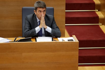 El presidente valenciano, Carlos Mazón, atiende la intervención de un diputado durante el pleno de Les Corts Valencianes en el que responde a las preguntas del PSPV-PSOE, Compromís y Vox sobre la gestión de la dana del pasado 29 de octubre.