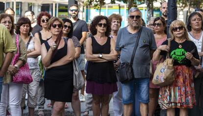 Vecinos de L'Hospitalet de Llobregat durante el minuto de silencio el pasado martes.