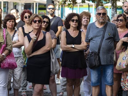 Vecinos de L'Hospitalet de Llobregat durante el minuto de silencio el pasado martes.