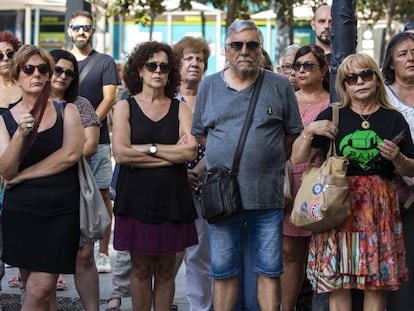 Vecinos de L'Hospitalet de Llobregat durante el minuto de silencio el pasado martes.