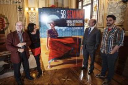 De izda. a dcha. El director de la Seminci, Javier Angulo, la concejala de Cultura, Mercedes Cantalapiedra, el alcalde de Valladolid, Javier León de la Riva, y el diseñador gráfico, Iván San Martín, durante la presentación del cartel de la próxima edición de la 58 Semana Internacional de Cine de Valladolid.