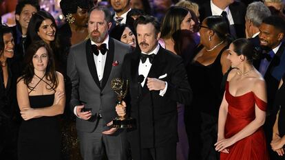 El actor Jason Sudeikis, con el premio a la Mejor Serie de Comedia por 'Ted Lasso' en el escenario durante la 74ª edición de los Premios Emmy en el Microsoft Theater de Los Ángeles, California, el 12 de septiembre de 2022.