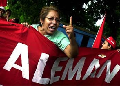 En la imagen, seguidores del ex presidente Alemán protestan contra su ingreso en prisión por corrupción.