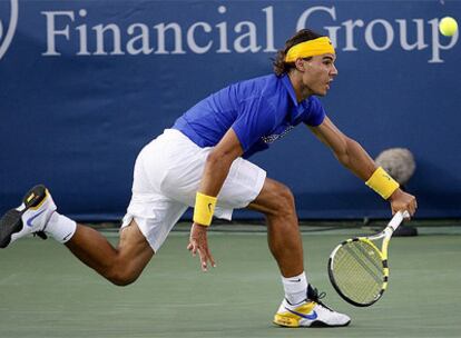 Rafael Nadal golpea una bola durante el partido.