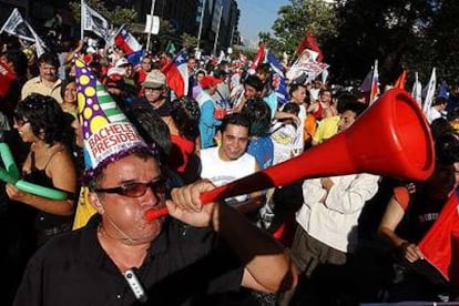 Seguidores de Bachelet celebran en Santiago de Chile el triunfo de su candidata en las presidenciales celebradas hoy.