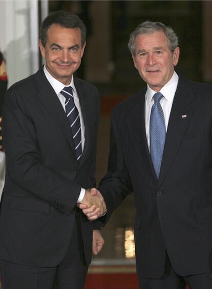 El presidente de Estados Unidos, George W. Bush, ha recibido con una sonrisa y un apretón de manos 
al jefe del Ejecutivo español, José Luis Rodríguez Zapatero, en su primera visita a la Casa Blanca.