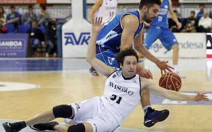 El base del Gipuzkoa Basket, Josep Franch, conduce el balón ante Raúl López, del Bilbao Basket, este sábado en el partido disputado en Illumbe.