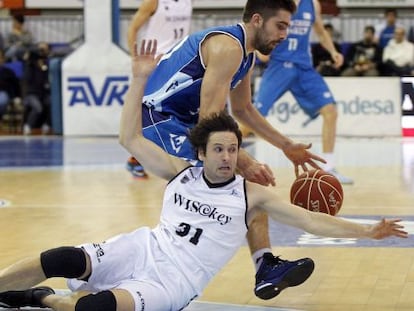 El base del Gipuzkoa Basket, Josep Franch, conduce el balón ante Raúl López, del Bilbao Basket, este sábado en el partido disputado en Illumbe.