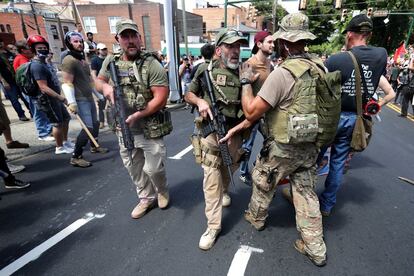 Grupo de supremacistas brancos armados em Charlottesville, Virgínia.