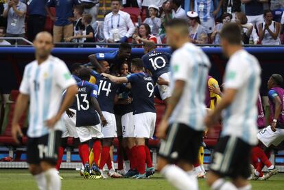 Los jugadores de la selección de Francia celebra su victoria frente a Argentina.