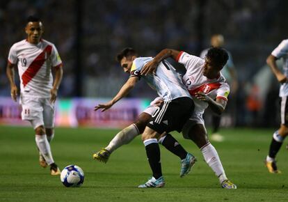 Lionel Messi disputa un bal&oacute;n con Renato Tapia en La Bombonera.