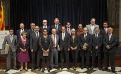 El presidente catalán, Artur Mas (c), posa para la foto de familia con los galardonados y personalidades asistentes al acto de entrega de las Medallas y Placas al Trabajo President Macià 2013, celebrado hoy en el Palau de la Generalitat.