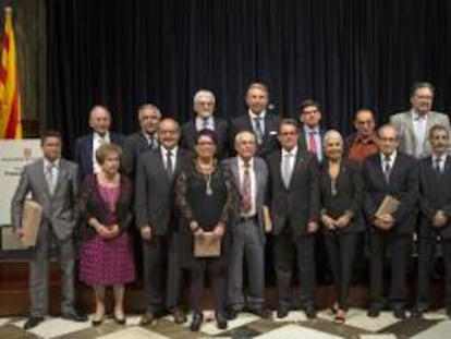 El presidente catalán, Artur Mas (c), posa para la foto de familia con los galardonados y personalidades asistentes al acto de entrega de las Medallas y Placas al Trabajo President Macià 2013, celebrado hoy en el Palau de la Generalitat.