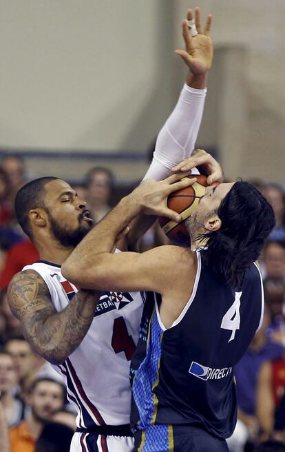 El ala-pívot de Argentina, Luis Scola (d), intenta lanzar a canasta ante el tapón del pívot de Estados Unidos, Tyson Chandler.