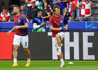 Los jugadores croatas Mateo Kovacic y Luka Modric, durante el calentamiento minutos antes del comienzo del partido.