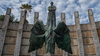 Monumento a Francisco Franco en Santa Cruz de Tenerife, el 24 de noviembre de 2022. Se aprecia una mancha roja de pintura tras un acto vandálico sufrido en 2016.