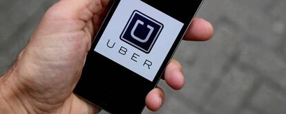 Una persona consulta en su teléfono la aplicación Uber.