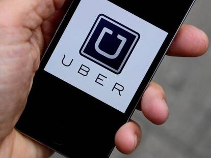 Una persona consulta en su teléfono la aplicación Uber.