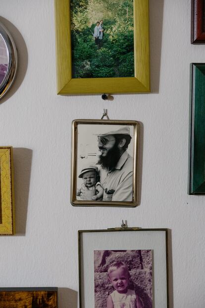 Retratos que cuelgan de las paredes de la casa de Agustín Zamarrón.
