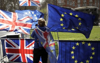 Un manifestante antibrexit a las puertas del Parlamento en Londres (Reino Unido).