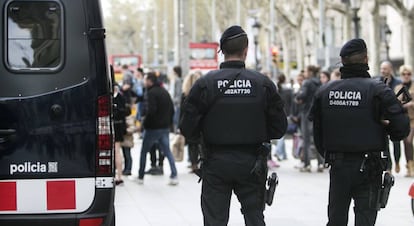 Dos Mossos patrullan en Barcelona en una imagen de archivo.