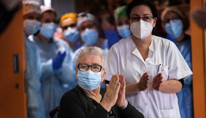 Josefa Pérez, de 89 anys, després de rebre la vacuna contra la covid-19.