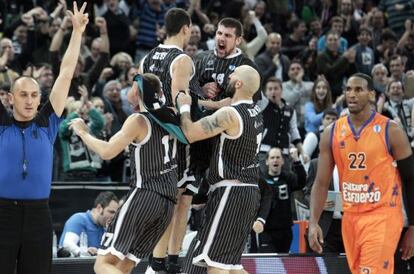 Los jugadores del Uxúe Bilbao Basket celebran su victoria en Miribilla.