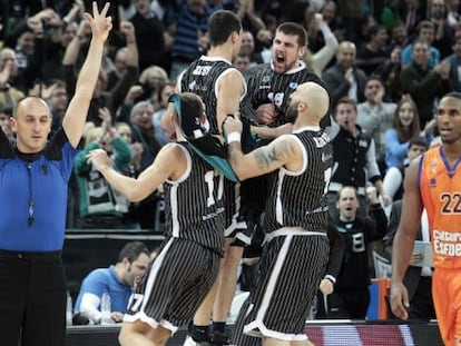 Los jugadores del Uxúe Bilbao Basket celebran su victoria en Miribilla.