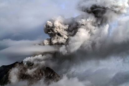 El volcán del Monte Sinabung en erupción visto desde la aldea Beganding, en Karo (Indonesia). Muchos residentes de la zona se han visto obligados a trasladarse a otras aldeas del norte de Sumatra.