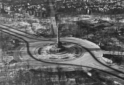 Columna de la Victoria. Berlín 1945, de Hein Gorny y A. C. Byers. Cedida por Hein Gorny, Collection Regard. 