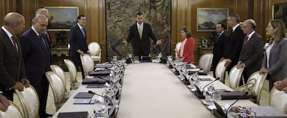 Primer Consejo de Ministros de Felipe VI, que tuvo lugar en el palacio de la Zarzuela el 18 de julio de 2014, un mes después de su proclamación. Junto a él, el presidente del Gobierno, Mariano Rajoy, y la vicepresidenta Soraya Sáenz de Santamaría. 