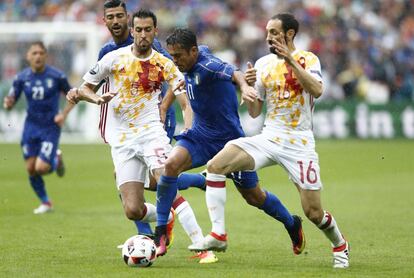 Busquets i Juanfran en el partit contra Itàlia.