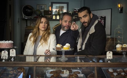 Los actores españoles Blanca Suárez y Aitor Luna con Gustavo Ron durante el rodaje de ‘My Bakery in Brooklyn’. Los interpretes han compartido pantalla con artistas estadounidenses en una película que su director define como "una comedia blanca, pura, con mantequilla y mermelada, para todos los públicos".