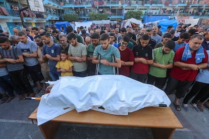 La población palestina atiende el funeral de los fallecidos este miércoles por el ataque israelí a una escuela de la UNRWA en Deir al-Balah, en Gaza.