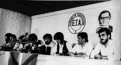 ETA Político-militar comunica su disolución como grupo armado en 1982.