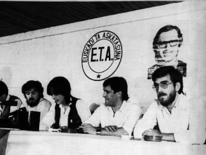 ETA Pol&iacute;tico-militar comunica su disoluci&oacute;n como grupo armado en 1982.